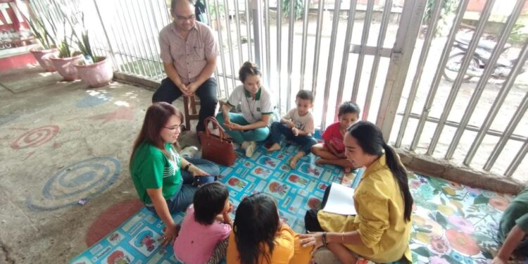 UKM YLC dan FCLCU Turun ke Pasar Bersehati Manado