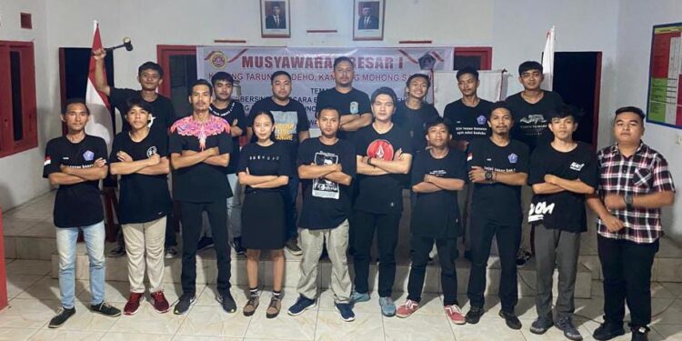 Foto: Pengurus Karang Taruna Kadeho, Kampung Mohong Sawang, Kecamatan Kendahe, Kabupaten Kepulauan Sangihe. (Dok. Istimewa)