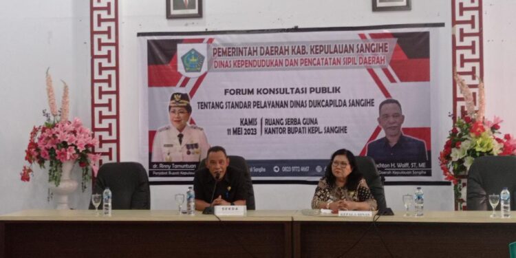 Foto: Sekda Sangihe Melanchton H. Wolff dan Kadis Dukcapil Ratna Lombongadil saat membuka Forum Konsultasi Publik (FKP) di Ruang Serbaguna Kantor Bupati Sangihe 2023. (Dok. Rendy/Barta1)