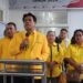 Foto: Ketua DPD II Partai Golkar Sangihe, saat diwawancarai awak media di KPUD Sangihe. (Dok. Istimewa)