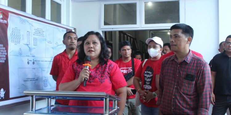 Foto: Ketua PSI Sangihe, Jull Takaliuang didampingi kader-kader PSI Sangihe saat diwawancarai awak media di kantor KPUD Sangihe. (Dok. Istimewa)
