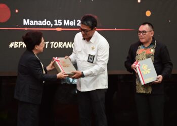 Foto: Pj. Bupati Sangihe dr. Rinny Tamuntuan menerima penilaian BPK RI yang diberikan secara langsung oleh Kepala BPK RI Perwakilan Sulawesi Utara Arief Fadillah. (Dok. Istimewa)