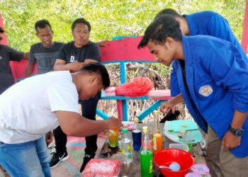 Jurusan Pariwisata Polimdo Latih Cara Meracik Mocktail Bagi Warga Desa Darunu