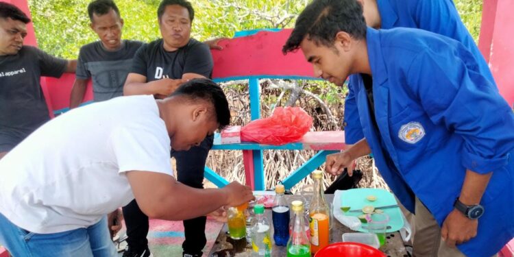 Jurusan Pariwisata Polimdo Latih Cara Meracik Mocktail Bagi Warga Desa Darunu