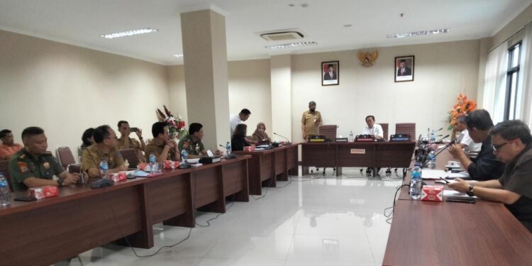 Tarik-Menarik Lahan Pertambangan, PT HWR Terhimpit