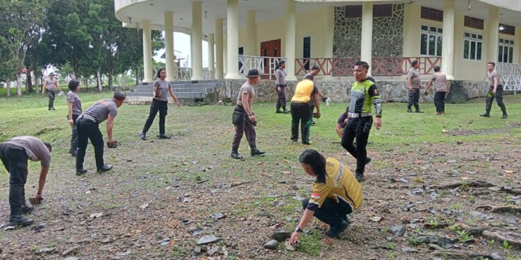 Jajaran Polres Kepulauan Talaud sedang melakukan kerja bakti di tempat ibadah.