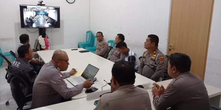 Kapolres Kepulauan Talaud AKBP Dandung Putut Wibowo, SIK., S.H., M.H. bersama jajaran sedang mengikuti kegiatan zoom meeting.