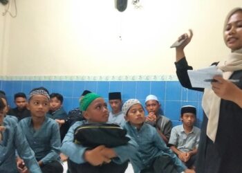 Kegiatan sosialisasi tentang lingkungan oleh BPkel Oi Hidup Manado kepada anak-anak pengajian Al-Qur'an Al-Ilham. (Foto: Meikel Barta1com)