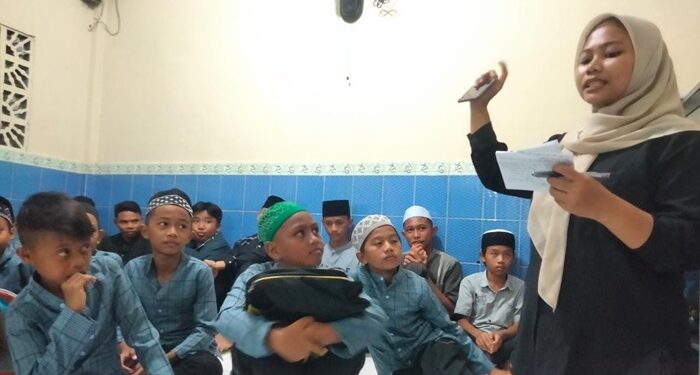 Kegiatan sosialisasi tentang lingkungan oleh BPkel Oi Hidup Manado kepada anak-anak pengajian Al-Qur'an Al-Ilham. (Foto: Meikel Barta1com)