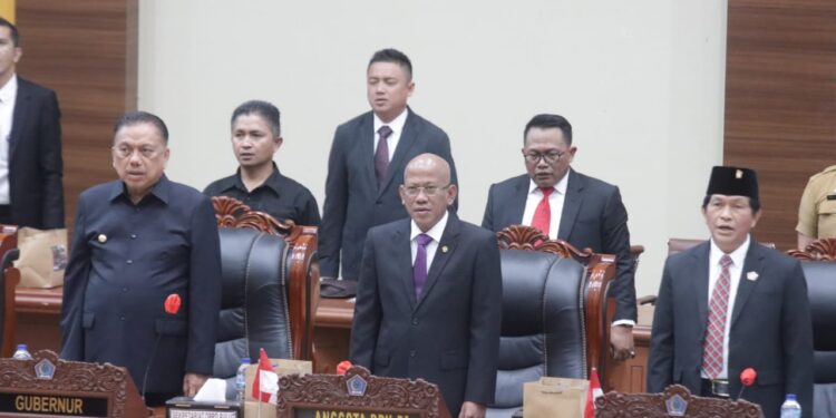 Foto: Berdiri di depan, Anggota BPK RI VI, Pius Lustrilanang, Gubernur Sulawesi Utara, Olly Dondokambey bersama Ketua DPRD Fransiskus A. Silangen. (Dok. Istimewa)