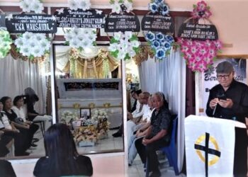 Aktor John Piet Sondakh Baca 10 Puisi Komedi di Hari Pemakaman Bu Tahanusang