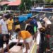 Foto: Para Buruh Kampung Petta Kecamatan Tabukan Utara saat beramai-ramai mengangkut barang ke atas kapal untuk diantar ke Gensan Filipina. (Dok. Istimewa)