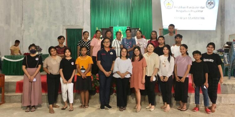 Polimdo Bekali Pengunaan Komputer kepada Jemaat GMIM Dulos Kimbitan
