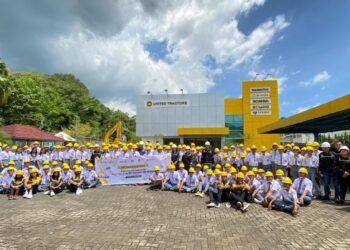 121 Siswa SMKN 6 Bitung Lakukan Kunjungan Industri