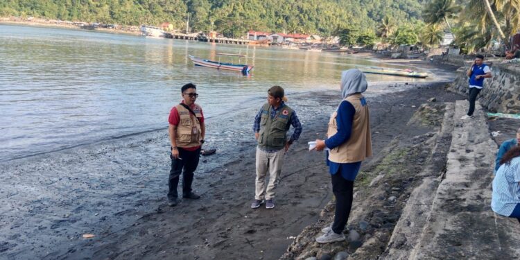 Foto: Tim khusus BNPB saat melakukan survey di lokasi pasca bencana di Pantai Peta Kecamatan Tabukan Utara. (Dok. Istimewa)