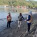 Foto: Tim khusus BNPB saat melakukan survey di lokasi pasca bencana di Pantai Peta Kecamatan Tabukan Utara. (Dok. Istimewa)