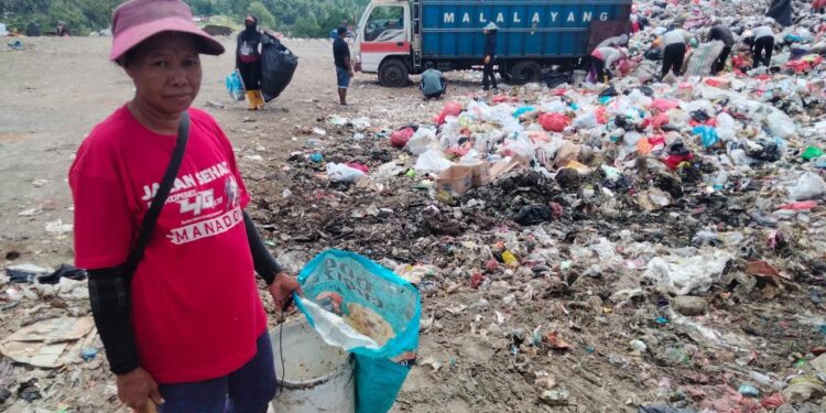 Pengumpul Makanan Bekas di TPA Sumompo Sekolahkan Empat Anaknya