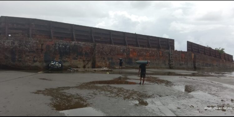 Kapal tongkang yang berada di pantai Desa Sambuara.
