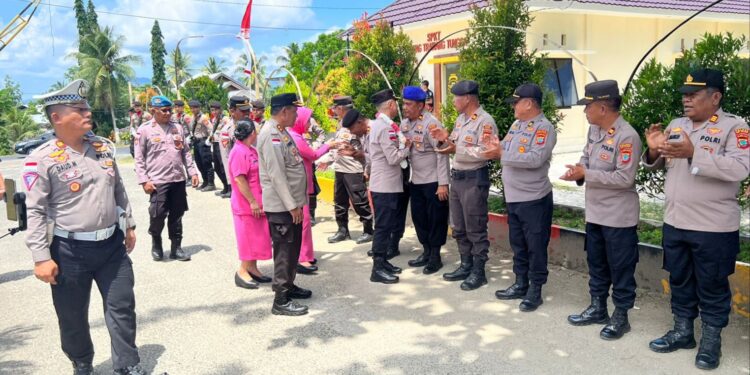 Suasana penjemputan Kapolres Kepualauan Talaud bersama ketua Bhayangkari cabang Kepualauan Talaud.
