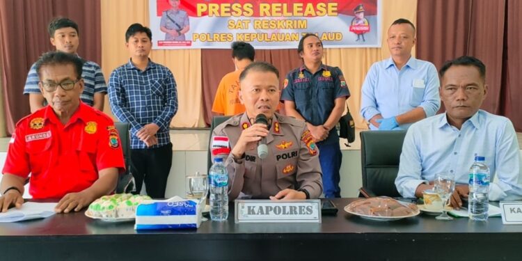 Kapolres Kepualaun Talaud, AKBP Mohammad Chaidir, S.H., SIK., MM didampingi oleh Kasat Reskrim dan Kasi Humas dalam konferensi pers.