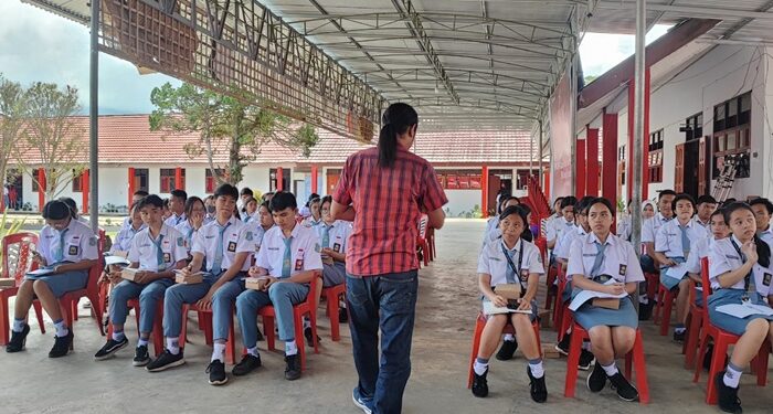 Pelatihan jurnalistik untuk siswa-siswi di SMA Negeri 1 Tomohon oleh Jurnalis Pendidikan Sulut. (foto: Barta1)