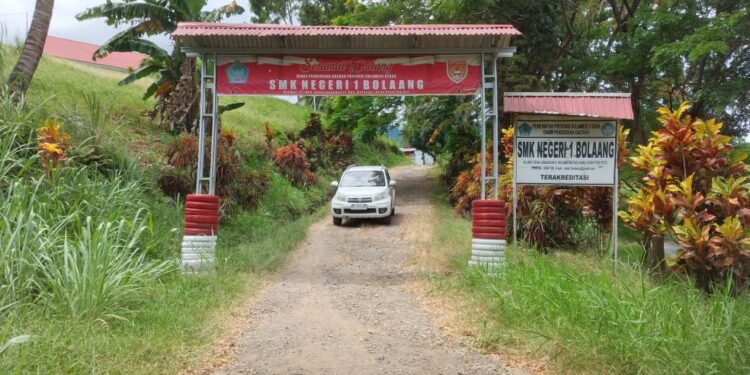 Jalan Masuk SMK Negeri 1 Bolaang Rusak Parah