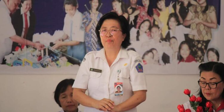 Foto: Kepala Sekolah SMA 8 Manado, Dra. Mediatrix Ngantung, MPd. (Dok. Istimewa)