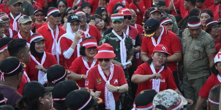Foto: Pj. Bupati Sangihe, dr. Rinny Tamuntuan Bernyanyi Masamper di Perayaan Hari Masamper 2023. (Dok. Istimewa)