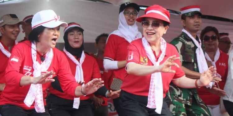 Foto: Pj. Bupati Sangihe, dr. Rinny Tamuntuan larut dalam suasana Hari Masamper 2023. (Dok. Istimewa)
