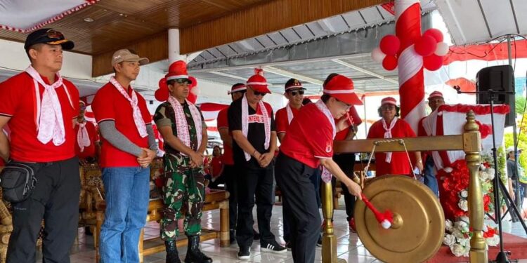 Foto: Pj. Bupati Sangihe, dr. Rinny Tamuntuan memukul gong tanda kegiatan Hari Masamper 2023 dimulai. (Dok. Istimewa)
