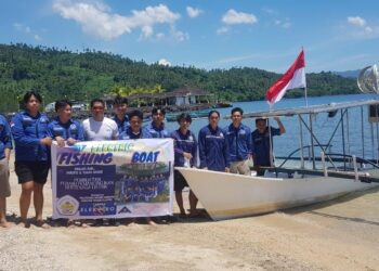 Ramah Lingkungan, Mahasiswa Polimdo Uji Perahu Nelayan Gunakan PLTS – PLTB