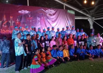 Foto: PJ. Bupati Kepulauan Sangihe, dr. Rinny Tamuntuan bersama masyarakat Sangihe di acara Discover North Sulawesi. (Dok. Istimewa)