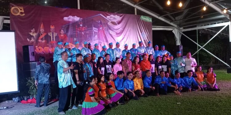 Foto: PJ. Bupati Kepulauan Sangihe, dr. Rinny Tamuntuan bersama masyarakat Sangihe di acara Discover North Sulawesi. (Dok. Istimewa)