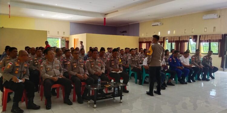 Kapolres Kepulauan Talaud, AKBP Muhammad Chaidir, S.H., SIK., MM saat memberikan arahan kepada personel.
