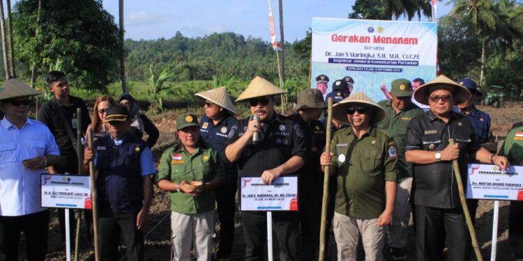 Dr. Jan Samuel Maringka S.H., M.H., CGCAE bersama rombongan dan Forkopimda Kepulauan Talaud melakukan penanaman jagung di kawasan persawahan Desa Tarun dan Desa Ambela, Kecamatan Melonguane.