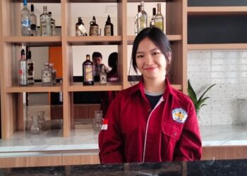 Mahasiswi Semester 3 Prodi perhotelan Jurusan Pariwisata Polimdo Lovenia Theresia Wonua Foto Meikel Barta1