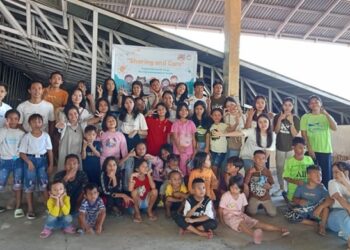 OMKT foto bersama anak-anak binaan Dinding Manado (Foto: Meikel/Barta1com)