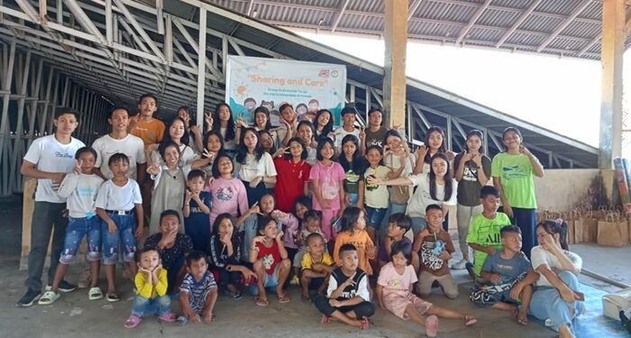 OMKT foto bersama anak-anak binaan Dinding Manado (Foto: Meikel/Barta1com)