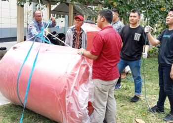 Proses pemasangan Tandon di Tower Kampus Polimdo oleh Dosen beserta Mahasiswa Jurusan Teknik Mesin. (foto: Barta1)
