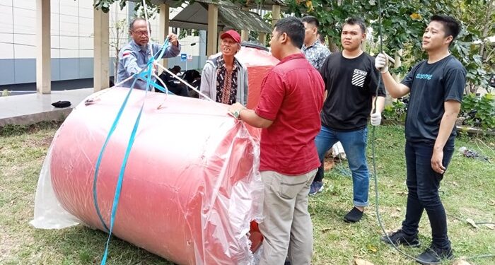Proses pemasangan Tandon di Tower Kampus Polimdo oleh Dosen beserta Mahasiswa Jurusan Teknik Mesin. (foto: Barta1)