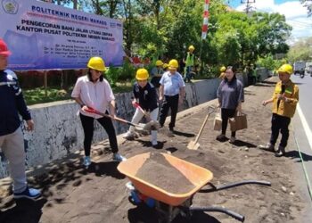 Proses perbaikan jalan utama Politeknik. (foto: Humas Polimdo)