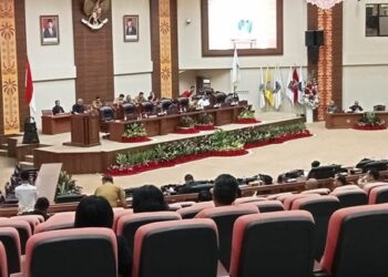 Anggota DPRD Sulut, Amir Liputo, membacakan hasil reses Dapil 1 Kota Manado. (Foto: Meikel/Barta1)