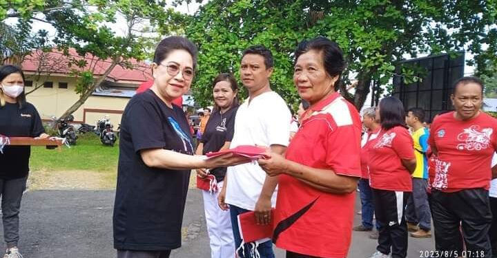 Foto: Pj. Bupati Sangihe, dr. Rinny Tamuntuan membagikan bendera Merah Putih kepada Masyarakat. (Dok. Istimewa)