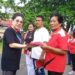 Foto: Pj. Bupati Sangihe, dr. Rinny Tamuntuan membagikan bendera Merah Putih kepada Masyarakat. (Dok. Istimewa)
