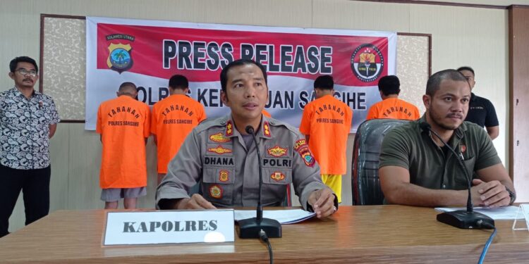 Foto: Konferensi Pers yang dimpimpin Kapolres Kepulauan Sangihe AKBP Dhana Ananda Shyaputra. (Dok. Rendy/Barta1)