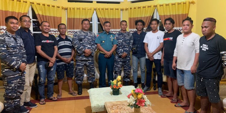 Foto: Pertemuan pihak Lanal Tahuna dan beberapa sopir yang dipukul oleh anggota Lanal. (Dok. Rendy/Barta1)