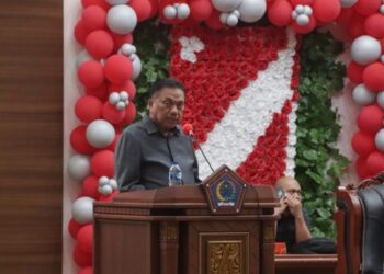 Gubernur Sulut Olly Dondokambey menyampaikan penjelasan tentang ranperda APBD Sulut 2024 dalam paripurna di DPRD Sulut. (foto-foto paripurna: Setwan DPRD Sulut)