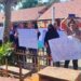 Aksi demo orang tua siswa SD Inpres Klabat di Kabupaten Minahasa Utara. (foto: barta1)