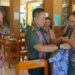 Komandan Kodim 1309/Manado Kolonel Inf Himawan Teddy Laksono memakaikan kemeja batik ke wisatawan mancanegara. (foto: Yoseph Ikanubun)
