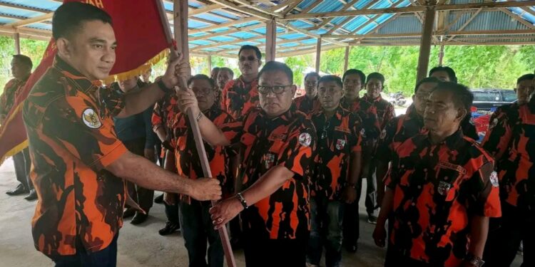 Ketua Majelis Pimpinan Cabang (MPC) Pemuda Pancasila Kabupaten Kepulauan Talaud, Drs. Moktar Arunde Parapaga saat menerima pataka dalam pelaksanaan Muscab I.